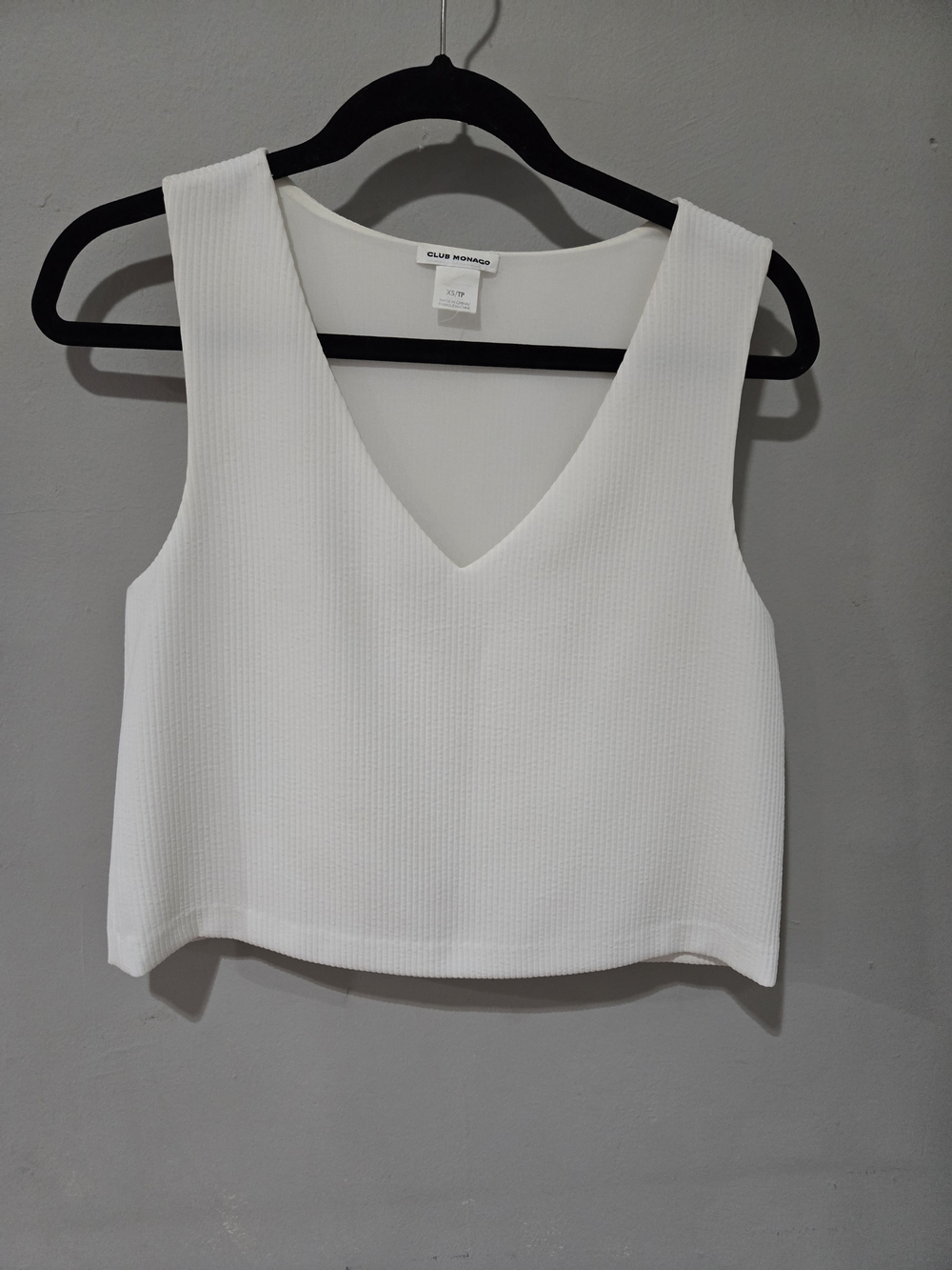Club Monaco White V-Neck Textured Sleeveless Top